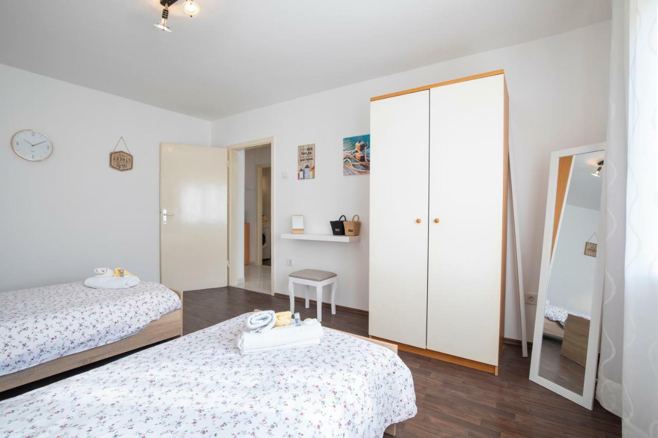 Castropola Apartment Exterior photo